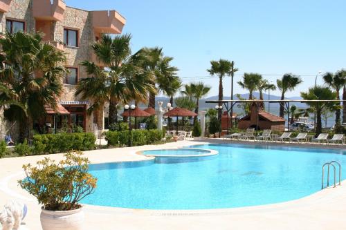 Koycegiz全景广场酒店的棕榈树度假村的游泳池