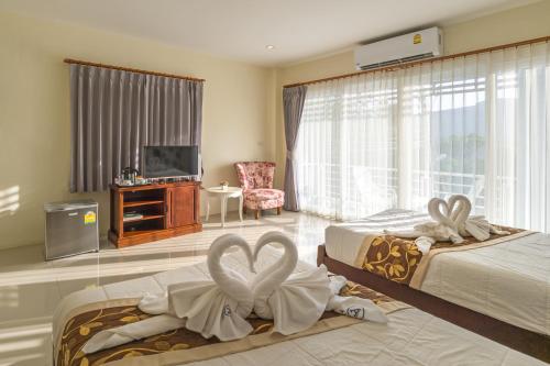 甲米镇Alisa Krabi Hotel-SHA Plus的酒店客房 - 带两张床和毛巾