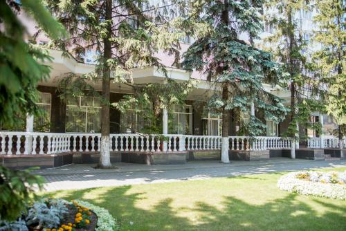 克列缅丘格第聂伯罗夫斯基佐里酒店的院子中白色围栏的房子