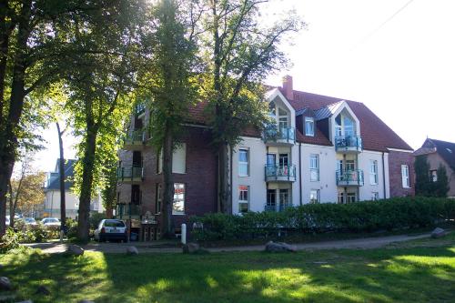 博尔滕哈根FeWo 7 im "Haus am Meer"的前面有一辆汽车停放的大房子