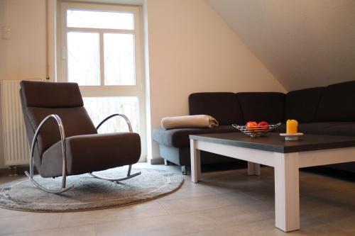 博尔滕哈根FeWo 7 im "Haus am Meer"的带沙发和咖啡桌的客厅