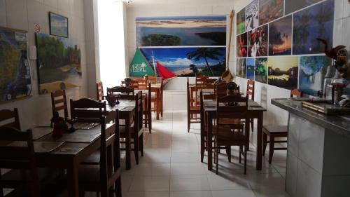 圣路易斯Pousada Maramazon的餐厅内带桌椅的用餐室