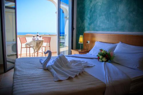 瓦雷多利亚阿巴依达酒店的一间卧室配有一张带天鹅的床