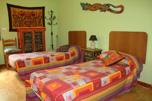 皮亚扎-阿尔梅里纳The Sunset Home的一间卧室配有两张床和一张带台灯的桌子