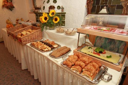 锡格马林根Hotel Traube的自助餐,包括面包和糕点