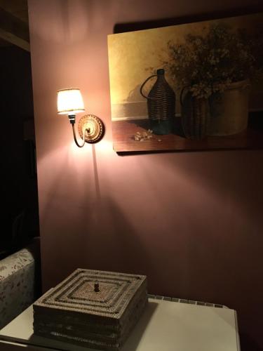 陶尔Apartamento vistas Taull的一张桌子,上面有台灯和一张墙上的照片