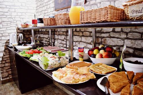 第比利斯达奇酒店的自助餐,餐桌上有很多食物