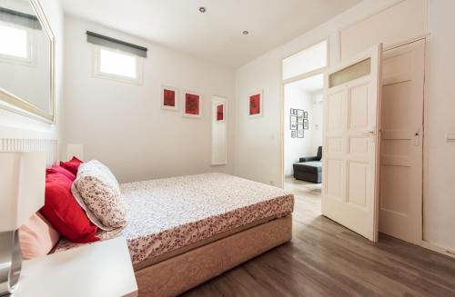马德里Apartamento en SOL, Madrid Centro的一间卧室配有红色枕头的床
