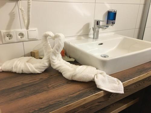 瑙德斯Gasthof Martha的一个带毛巾的盥洗盆旁浴室