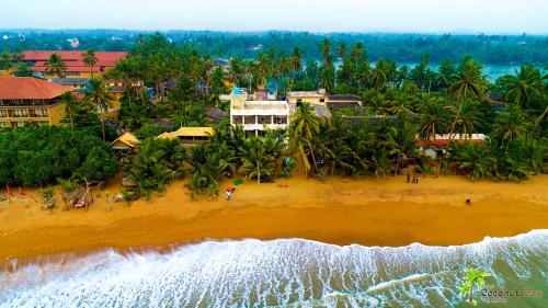卡卢特勒Hotel Coconut Bay的享有度假村海滩的空中景致