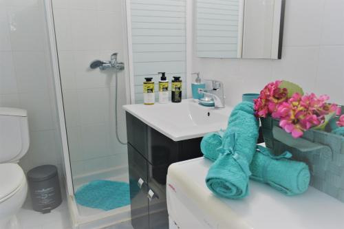 卡利维亚波里吉鲁HALKIDIKI MΑRE的浴室配有盥洗盆、卫生间和盥洗盆。