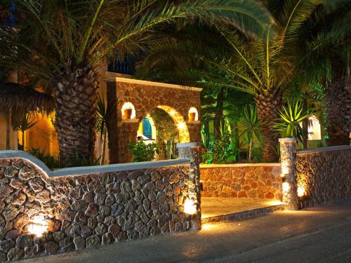 卡马利宙斯酒店的棕榈树和石墙灯的度假村