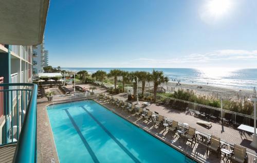 默特尔比奇天堂度假酒店的阳台享有游泳池和海滩的景致。