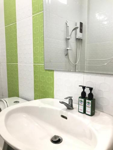 班佩环松塔里度假村的浴室设有白色水槽和镜子