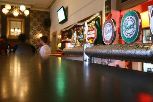 阿德莱德大都会酒店的吧台上放着一排啤酒的酒吧