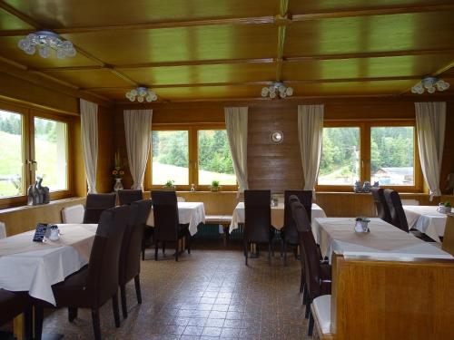 乌姆豪森Apart Tyrol的用餐室设有桌椅和窗户。