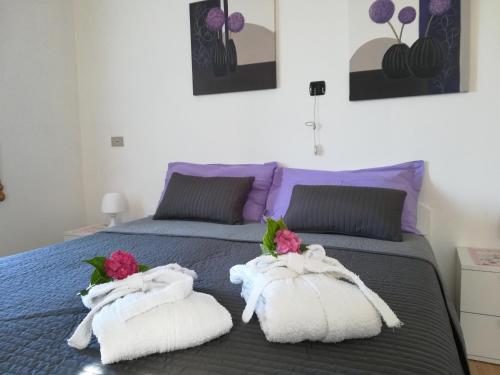 巴塞尔加·迪·皮纳Appartamento da Pino的一间卧室配有带毛巾的床