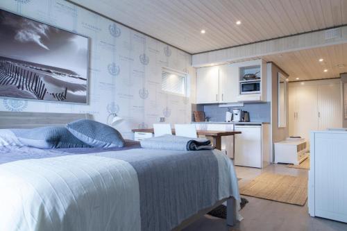 TeijoVilla Seaview Guesthouse & Spa的一间带大床的卧室和一间厨房