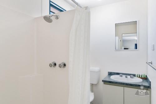 德纳姆Tasman Holiday Parks - Denham Seaside的浴室设有白色的淋浴帘和水槽