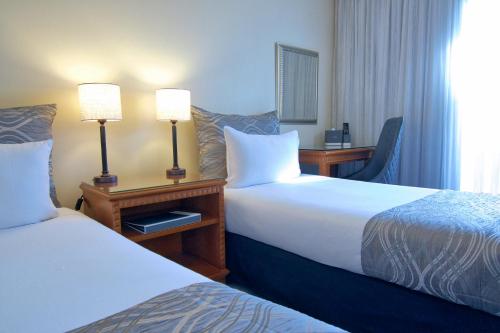 布里斯班布里斯班Soho酒店的酒店客房设有两张床和两盏灯。