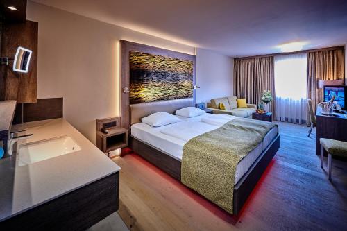 多瑙斯陶夫Posthotel Donaustauf的酒店客房配有一张床和浴缸。