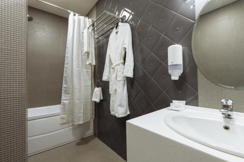 秋明Simpatico Apart-hotel Tyumen centre的一间带水槽和镜子的浴室