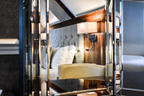 马瑟韦尔丹泽公园酒店 的一间卧室配有一张床、一把椅子和镜子