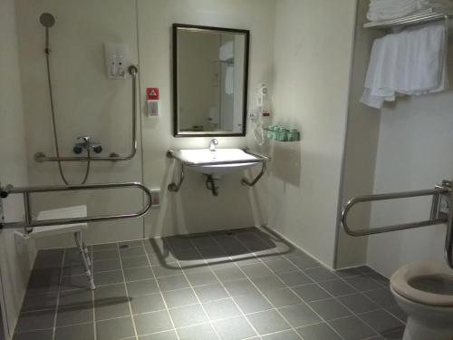 登丰米兰商务旅店的一间浴室