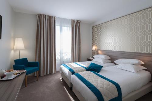 拉里歇尔Hotel & Spa Radiana的一间卧室配有一张大床和一张蓝色椅子