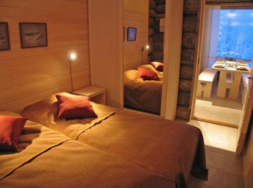鲁卡凯鲁科多小木屋酒店的一间卧室设有两张床和大窗户