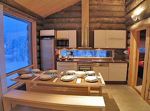 鲁卡凯鲁科多小木屋酒店的厨房配有带餐具的桌子