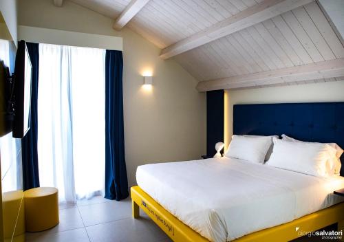 贝拉里亚-伊贾马里纳Hotel Trevi的一间卧室设有一张大床和大窗户