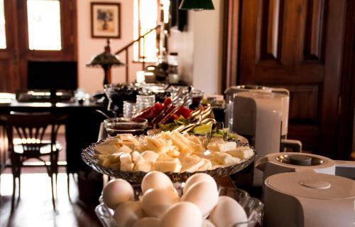 阿尔特诺卢克阿廷塞斯麦里克纳克酒店的一张桌子上放着一盘食物和鸡蛋