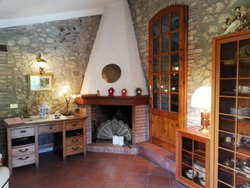 卡索莱德尔萨IL Fienile nella Roccia的一间厨房,在房间内配有砖壁炉