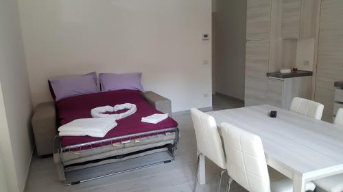 赫拉弗多纳CA' VEGIA的客房设有一张床和一张带白色椅子的桌子。