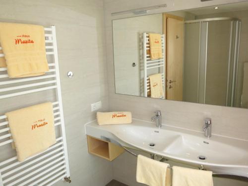 厄茨玛丽塔旅馆的一间带水槽和镜子的浴室