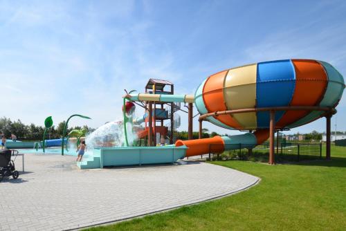 韦斯特卡佩勒Vakantiepark de Boomgaard的公园内一个带水滑梯的游乐场