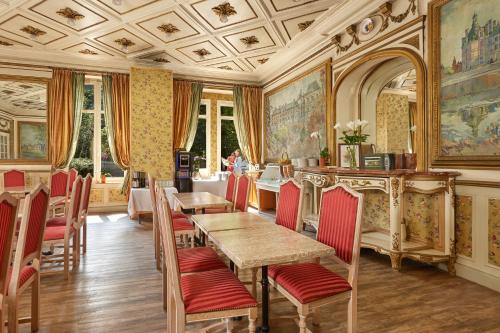 布鲁瓦法国和盖斯酒店的一间带桌椅和天花板的用餐室