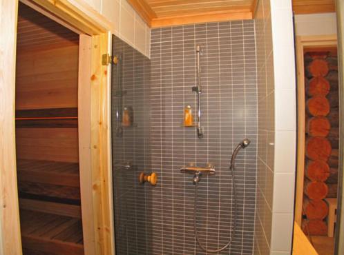 鲁卡凯鲁科多小木屋酒店的浴室设有蓝色瓷砖淋浴。