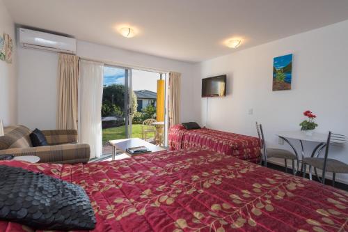 纳尔逊格林斯汽车旅馆的酒店客房设有床和客厅。