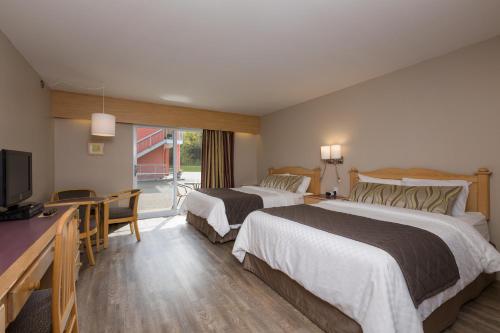 拉马巴耶卡斯特德拉梅尔酒店-汽车旅馆的酒店客房设有两张床和电视。