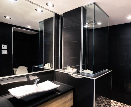 魁北克市奥博度索酒店的一间带水槽和镜子的浴室