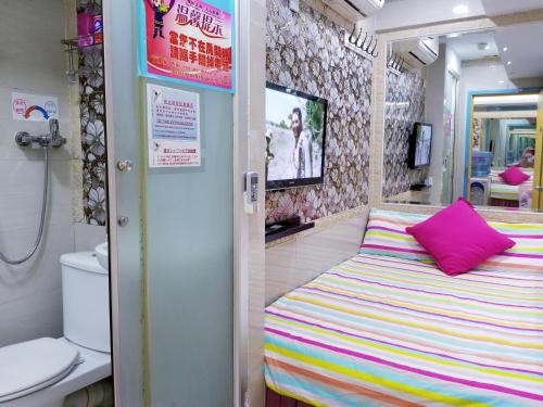 香港LongWin Hostel的小房间设有床和卫生间