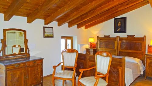 特雷莫西内Casa De Pol Exclusive Lake View by Gardadomusmea的一间带木桌和椅子的用餐室