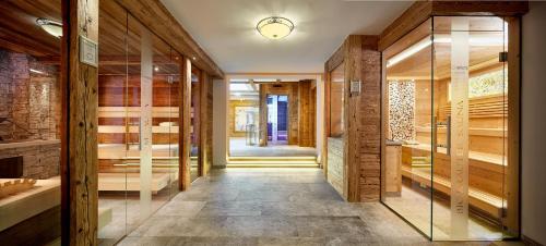 圣安东阿尔贝格格斯力可酒店的走廊上设有木墙和玻璃门