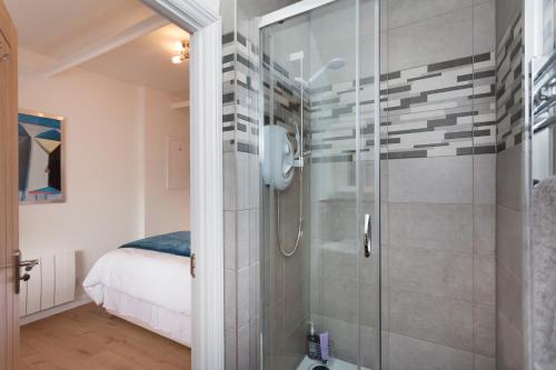 格兰瑟姆Vale View Barn的带淋浴的浴室和玻璃门