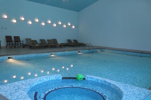 Hermon鲁斯图尔酒店的中间的游泳池,带绿色球