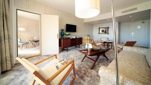 圣罗兰度瓦圣洛朗港尼斯假日酒店的客厅配有沙发和桌子