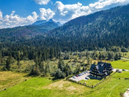 考斯赛力克Hotel Eco Tatry Holiday& Spa的享有山景的房屋的空中景致