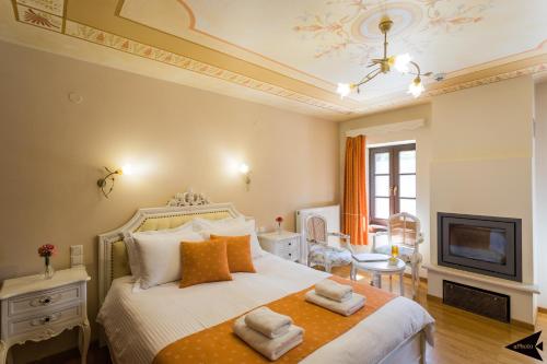 切佩洛沃帕罗拉亚别墅旅馆的一间卧室配有一张大床和毛巾